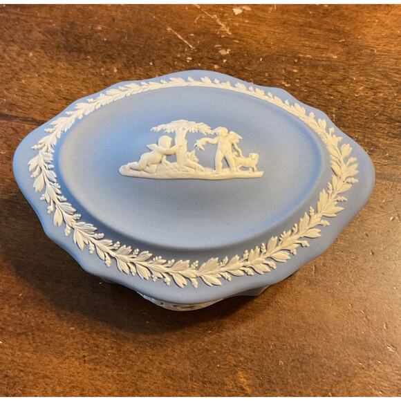 WEDGEWOOD BLUE JASPERWARE SCALLOPED OVAL LID TRINKET BOX /MARKED - Picture 1 of 11
